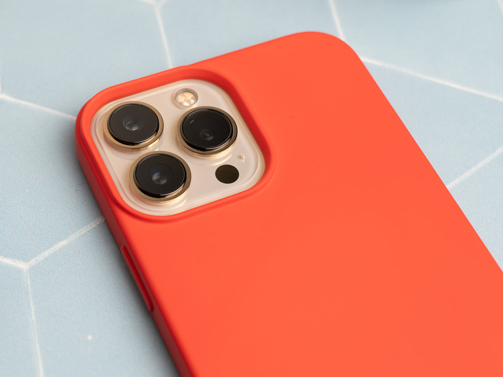 Silikonový kryt na iPhone 13 Pro Max - Červený 4